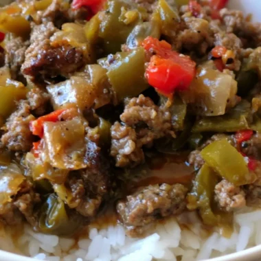 Cozy beef and pepper rice bowls served in a bright, inviting bowl