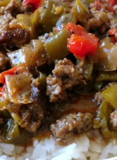 Cozy beef and pepper rice bowls served in a bright, inviting bowl